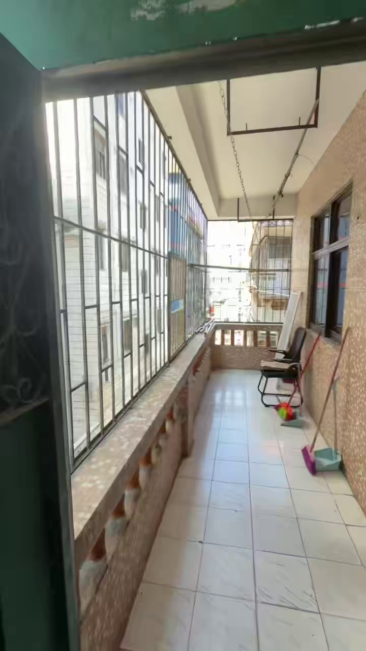 商业街两房两厅带阳台 2200