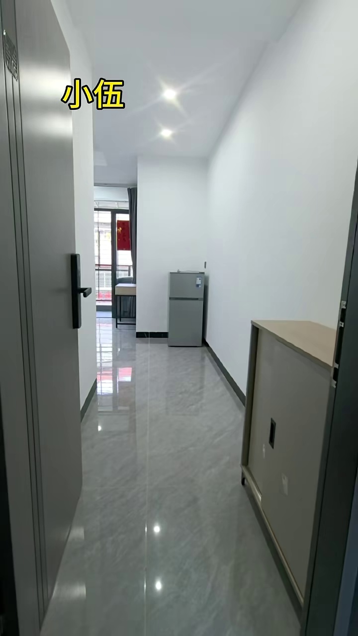 地址:坂田地铁 户型:一房一厅带阳台 优点:带天然气，一梯三户，拎包入住 配套:近万科，乐荟，近地铁 价格:3080/月