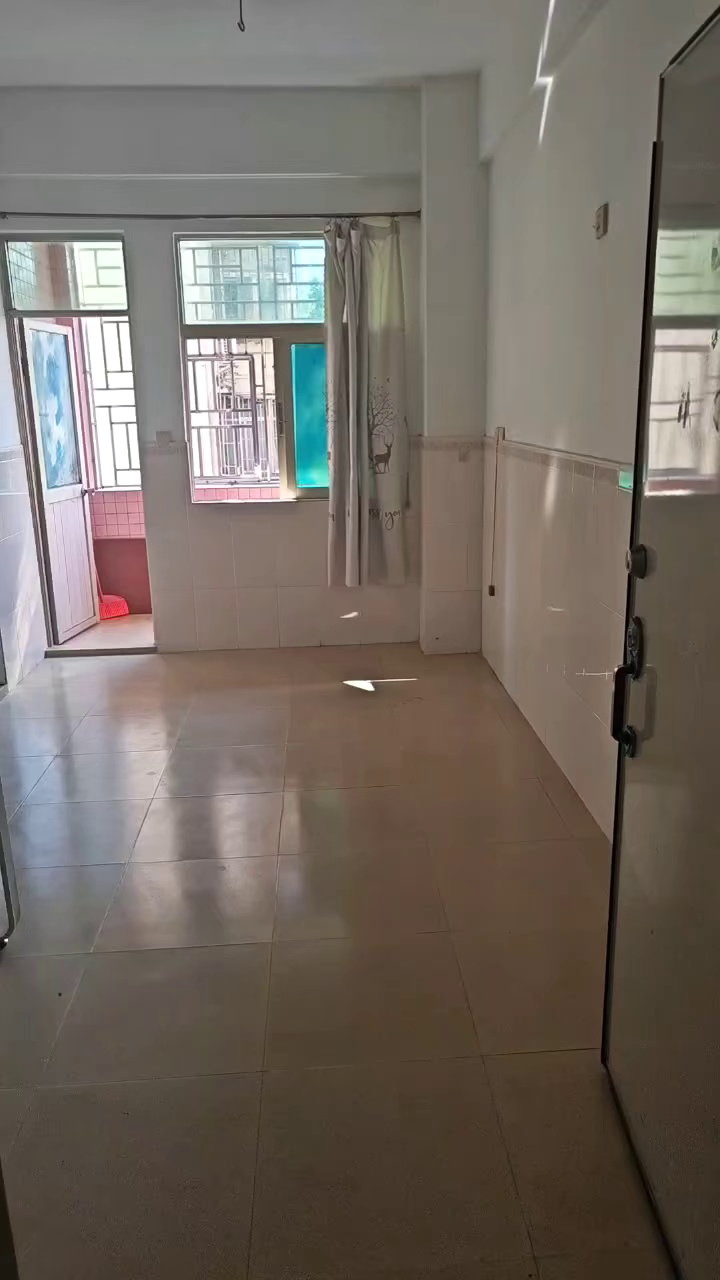 怡景地铁口，一房一厅2800带阳台