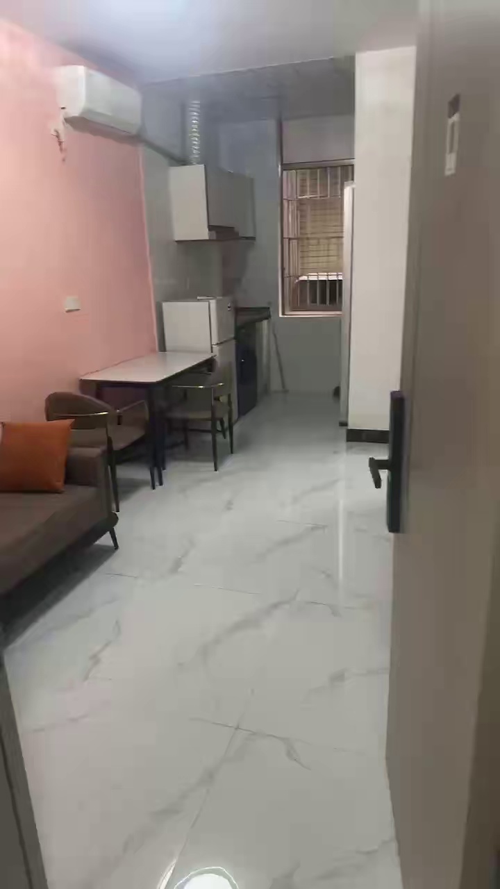 机场东地铁站，下十围，精装一房一厅2100