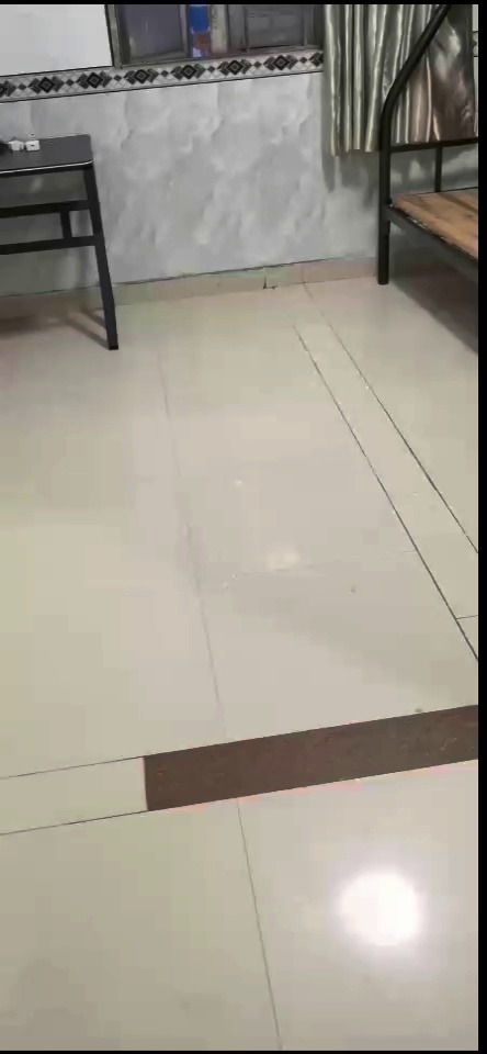 赤尾地铁口，景佑楼7楼，租1850要什么家私都可配。
