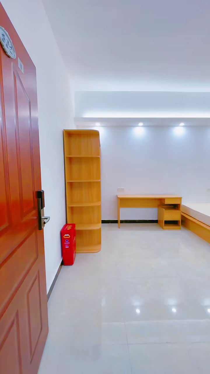 龙城广场超大单间带阳台近地铁站1380