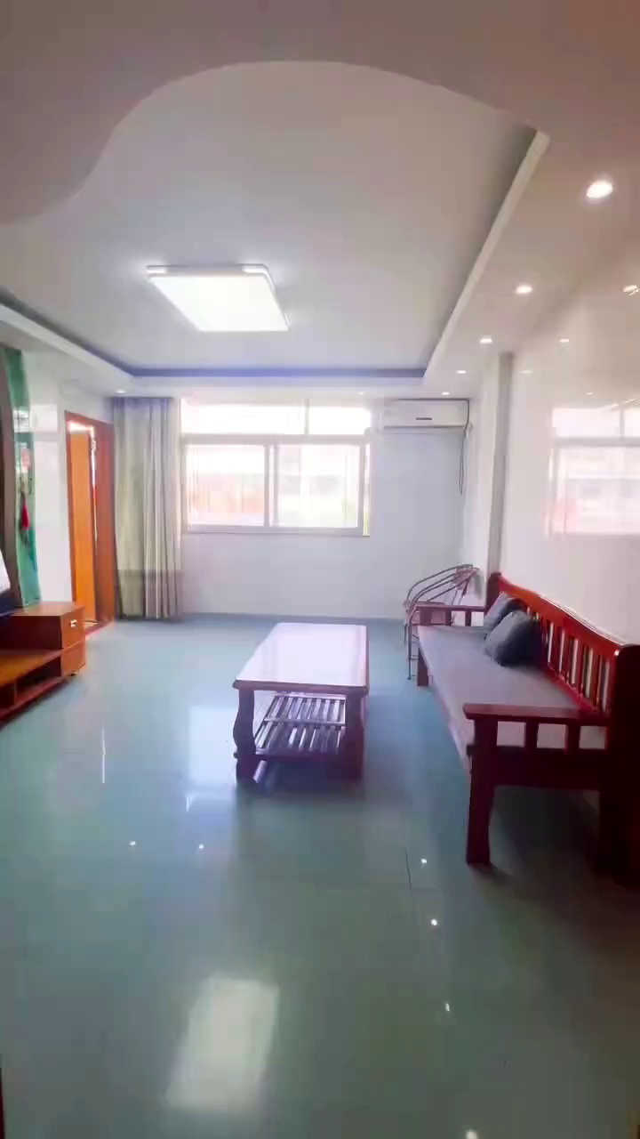 32区商住楼步梯6楼 精装大三房两厅 租金4500 水电自理，网络自理，押二付一