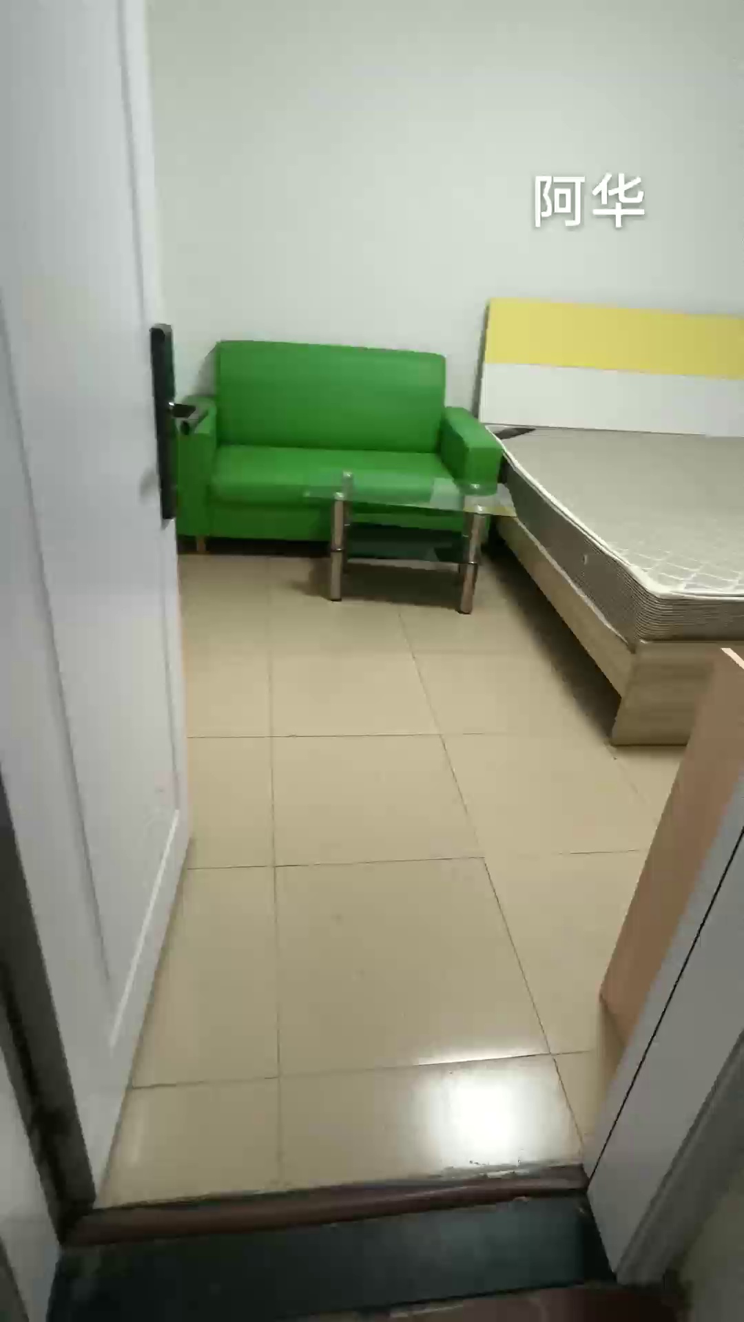 富联二区，电梯大单间 1200，押一付一