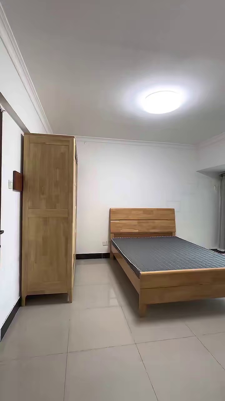 沙井地铁口/华美居，精装单间2000，朝南向，独立生活阳台，可办停车月卡。