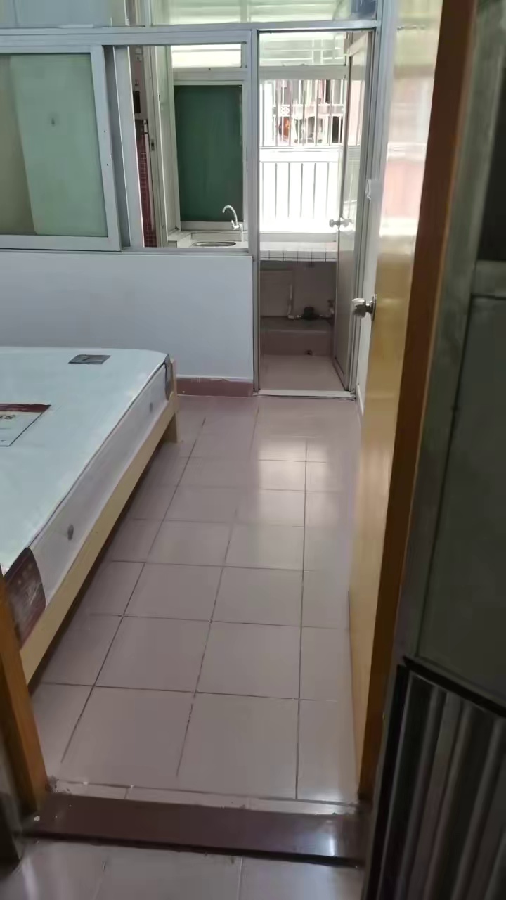 皇岗村 3楼套房出租 2100 有床 空调 热水器