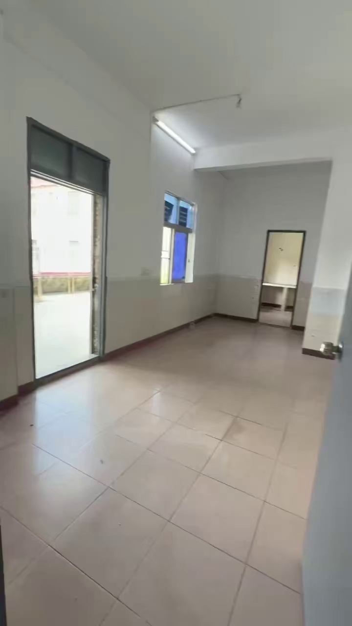 西坑带露台三房一厅 2300