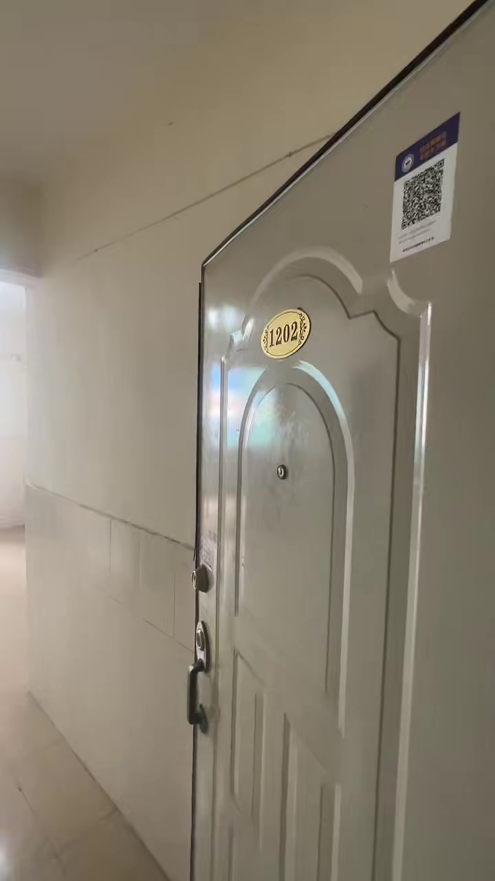 五和地铁口D口，里石排，电梯高层阳台两房2800