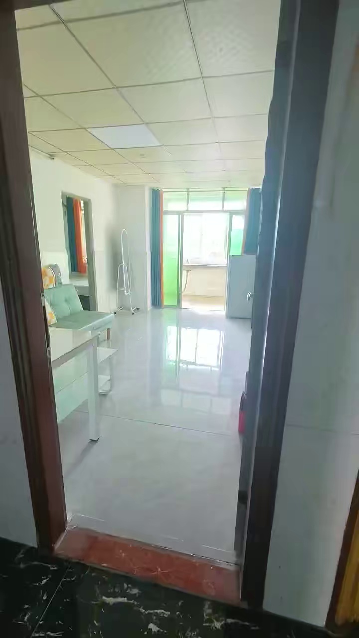 五和电梯一房一厅2600，阳台是灵魂，地铁是外挂！两分钟到地铁站，通勤爽到飞起，晚上阳台吹风喝点小酒，2600住出幸福感。，来晒被子啦-