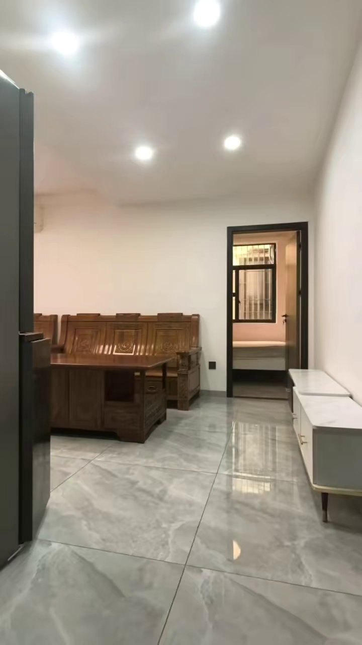 出租：布吉东站三房出租.3600电梯8楼.拎包入住精装修