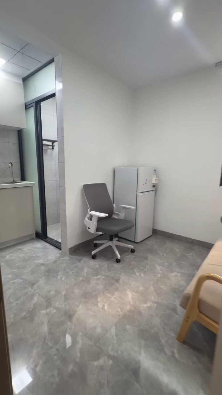 南头古城，精装全齐一房一厅带大露台3700