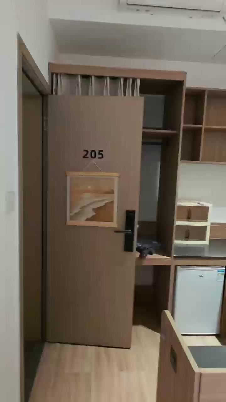 南头古城地铁站，阳台大单间2600