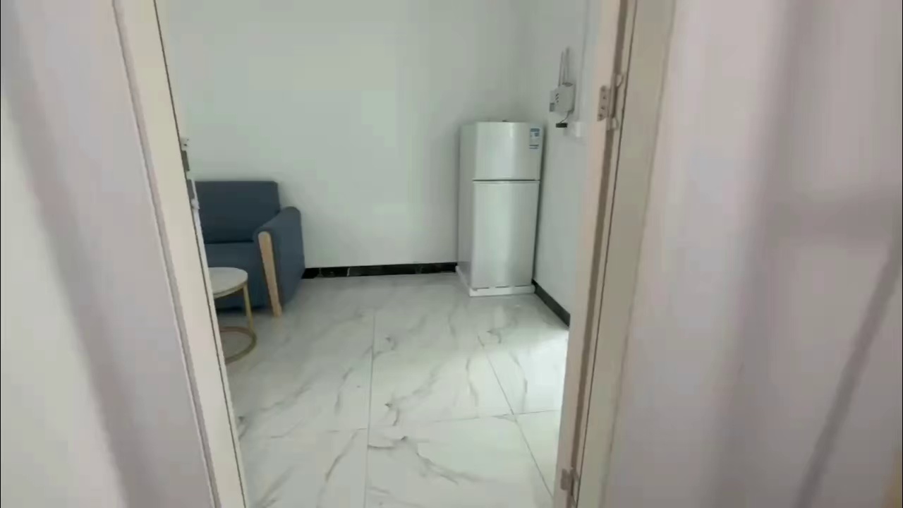 吉祥地铁口附近阳台两房一厅2200