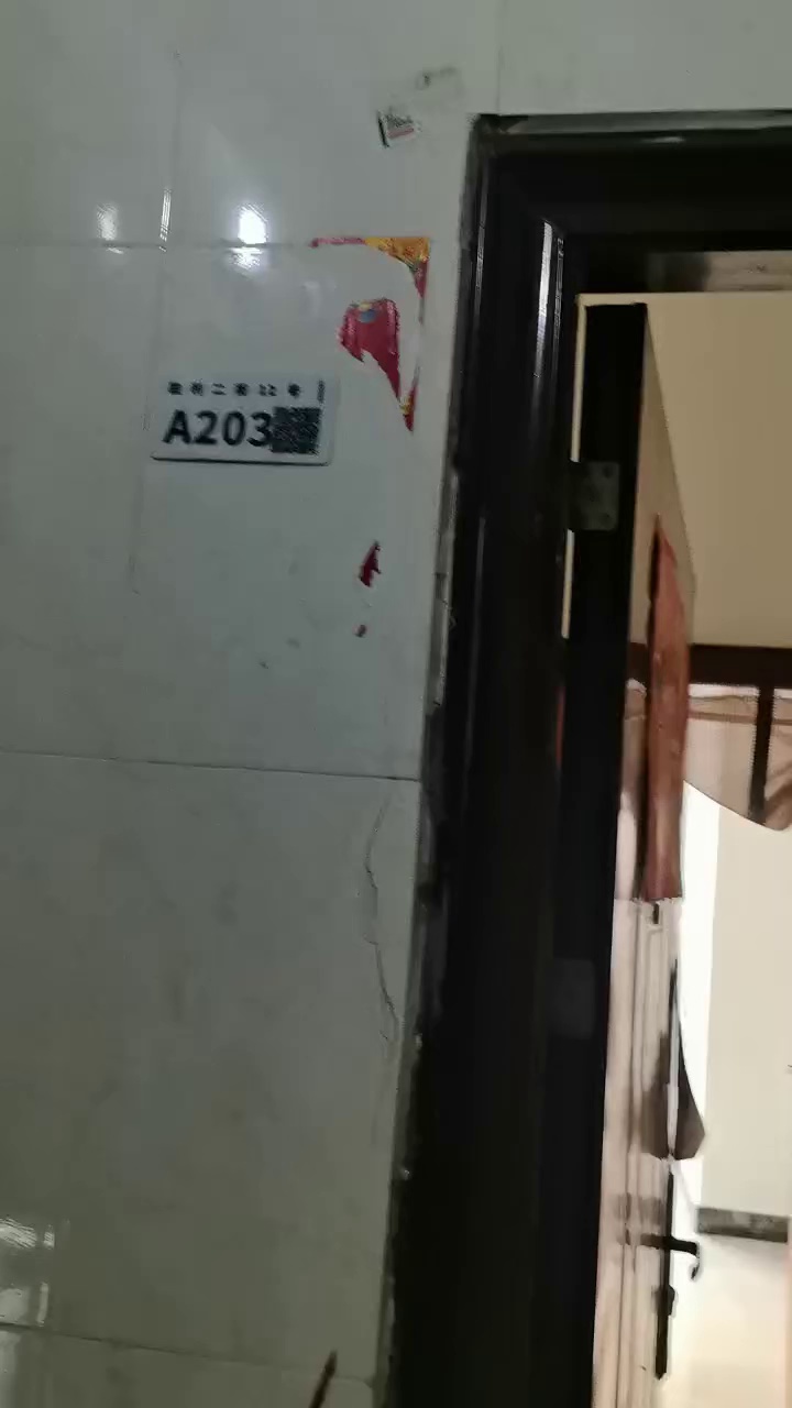 喜港城一房一厅1200带阳台厨卫分开
