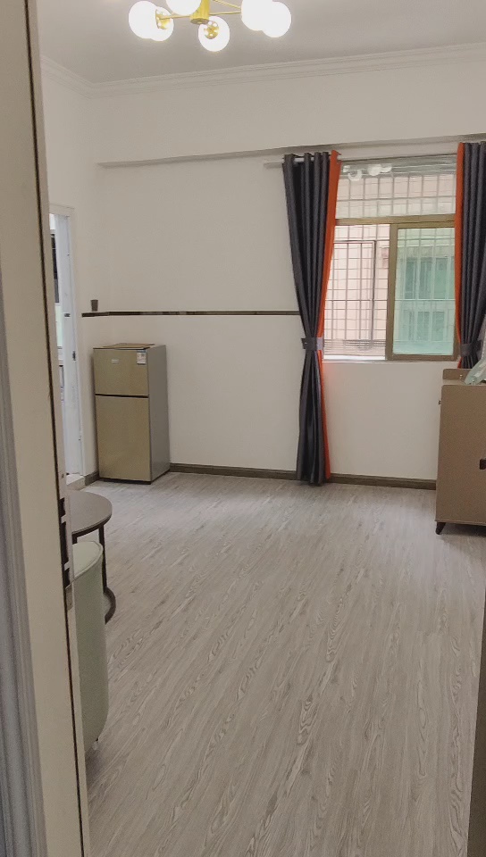 固戍: F口 （步梯） ：阳光一房一厅 ：房租 1780 : 海滨市场附近 优势：性价比高，格局好