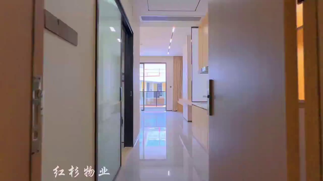 【地铁】：龙华 【房型】：阳台单间 【价格】：3100 【装修】：精装 小区 家电齐全 【详情】：4号线 马桶 路边独栋 车位 阳台