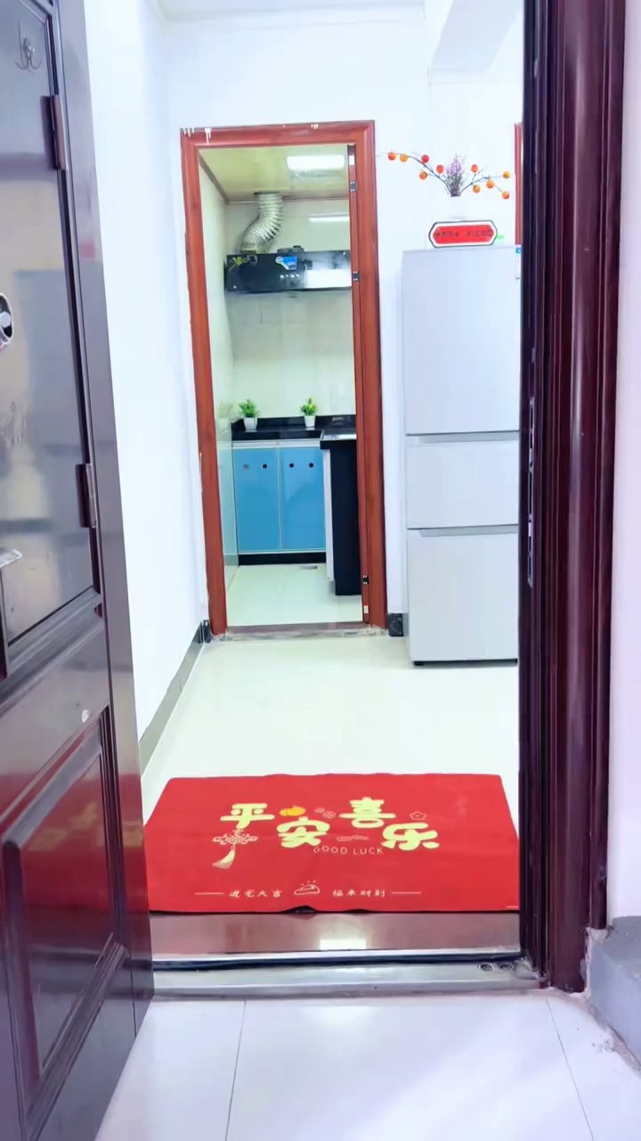 布吉莲花路4 楼精装二房一厅转租2400