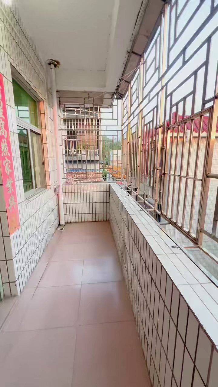 横岗地铁站 两房两厅入户大阳台，带天然气，6楼1700
