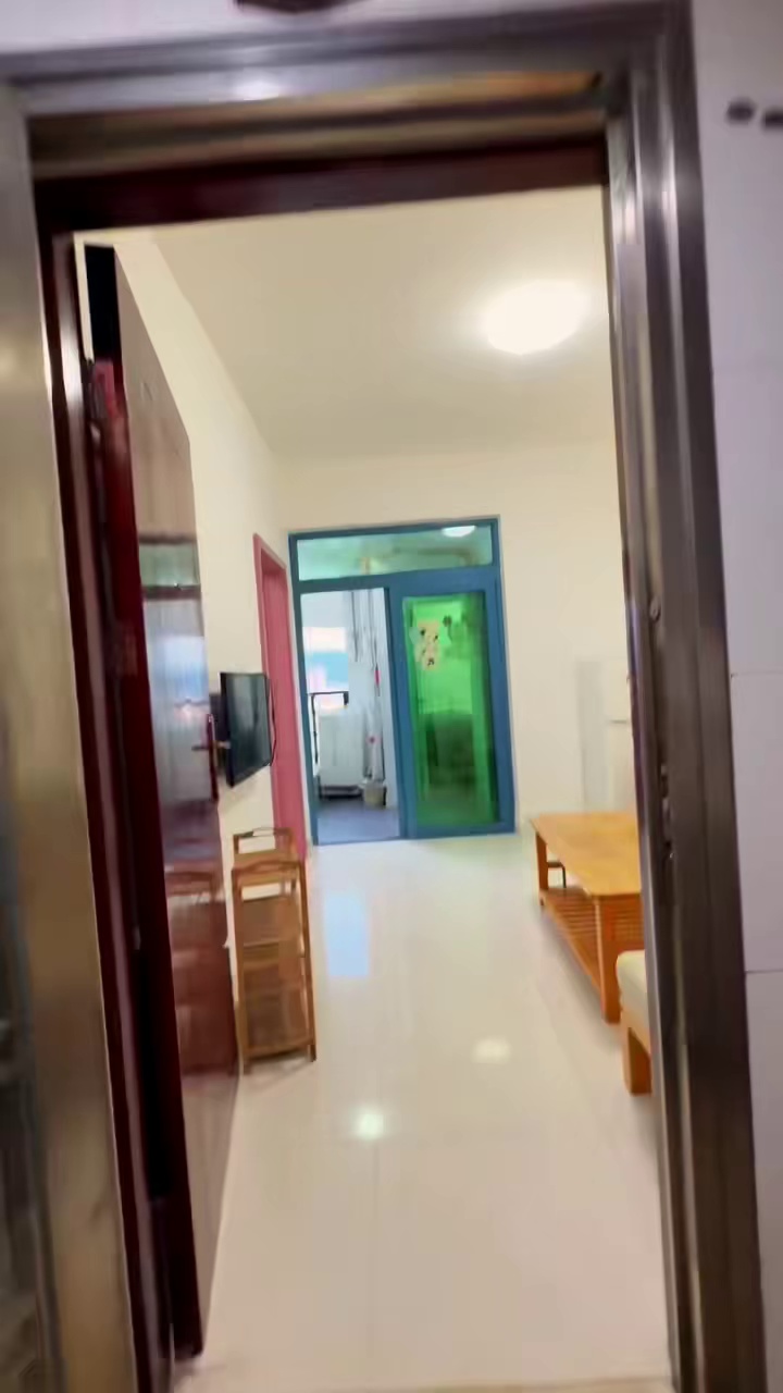 横岗小区志健广场一房一厅带阳台天然气2500，钥匙在手随时可看