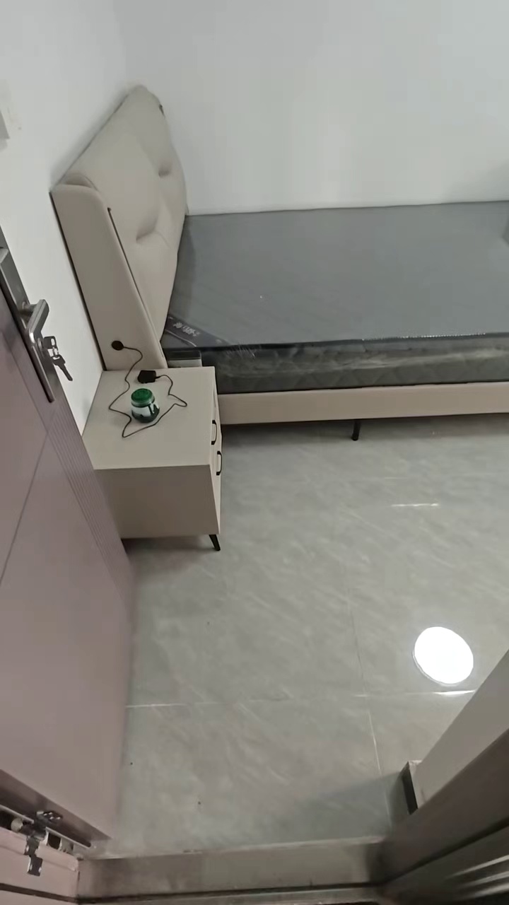 水湾地铁站旁边，精装单间 2500