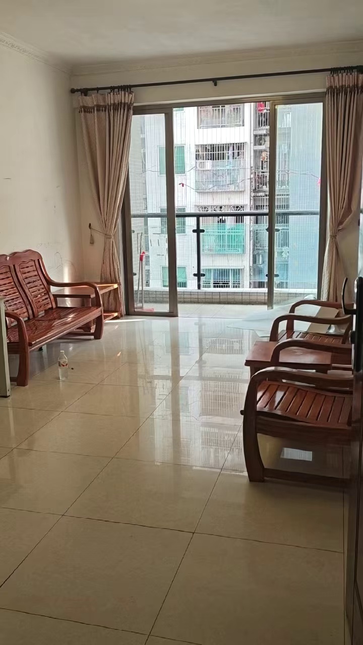 清湖地铁口佳和苑小区两房3300/月，有钥匙