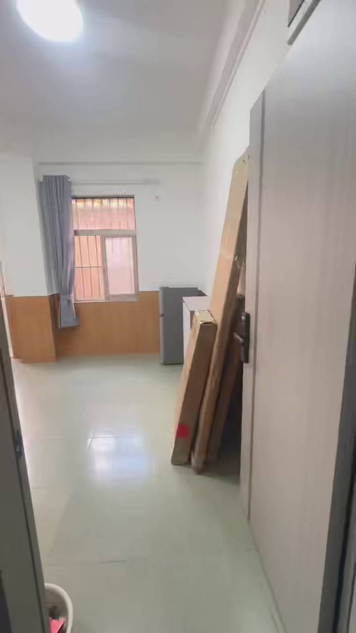 百佳华一房一厅，户型超靓，空间大1450
