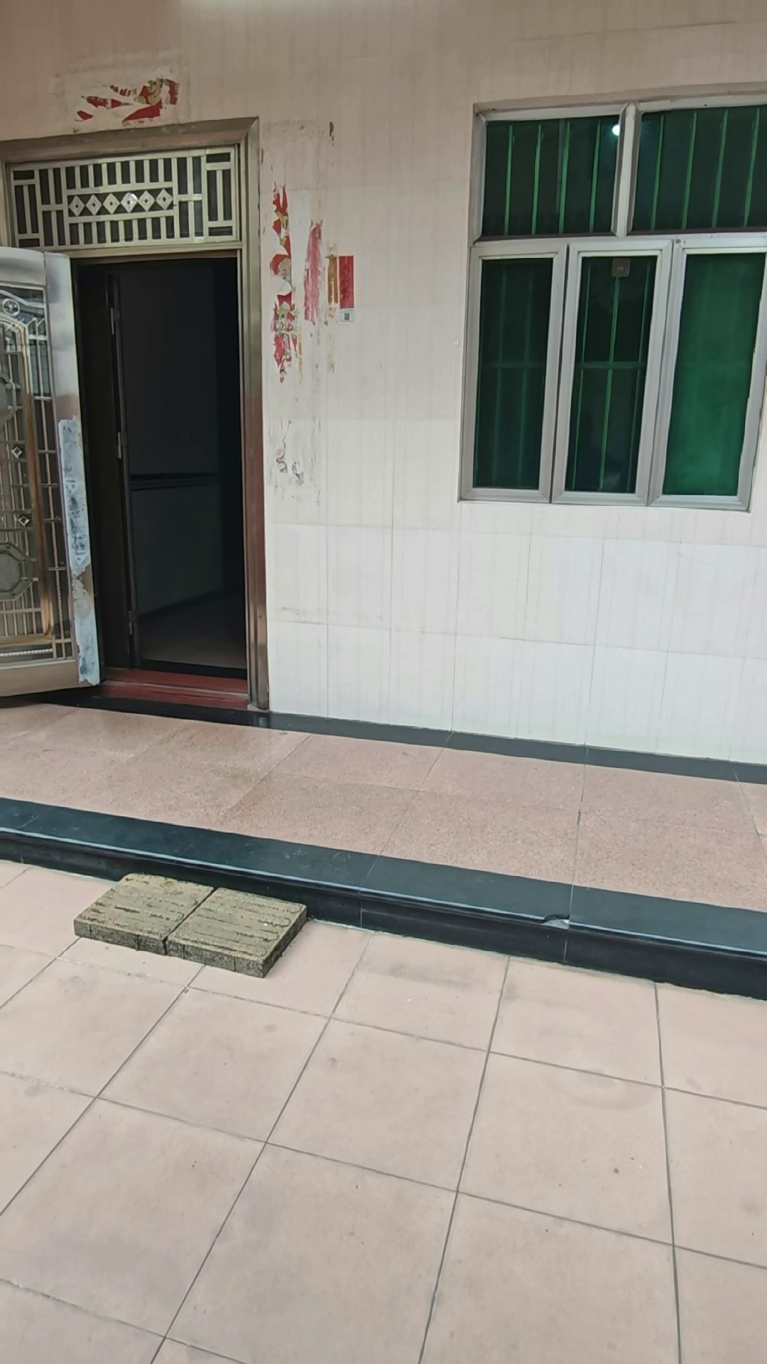 红星1楼带院子，两房两厅带天然气，总面积130平，房租2900，欢迎来订 （有中介费）