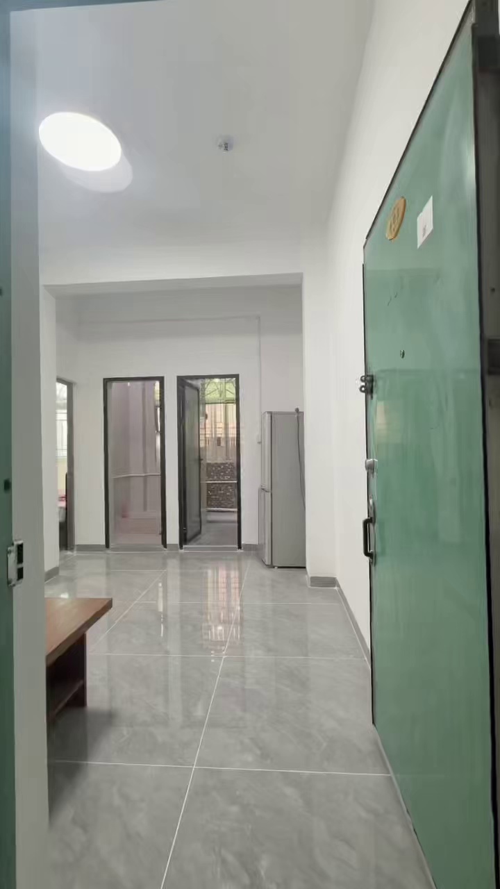 罗租地铁口两房一厅通燃气家私家电配齐租金2980