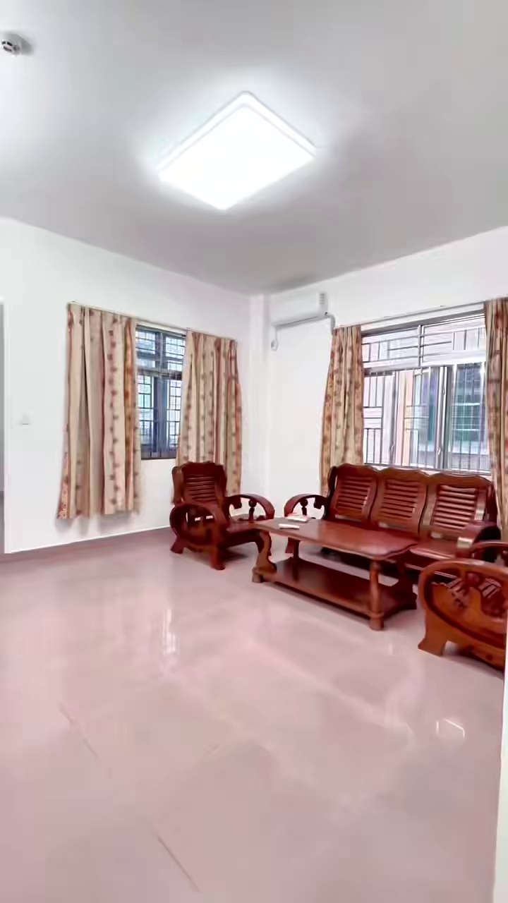 罗租地铁口附近，楼梯2楼超大两房两厅，一手房东，可以办租赁合同，水5电0.7，价格实惠，户型方正