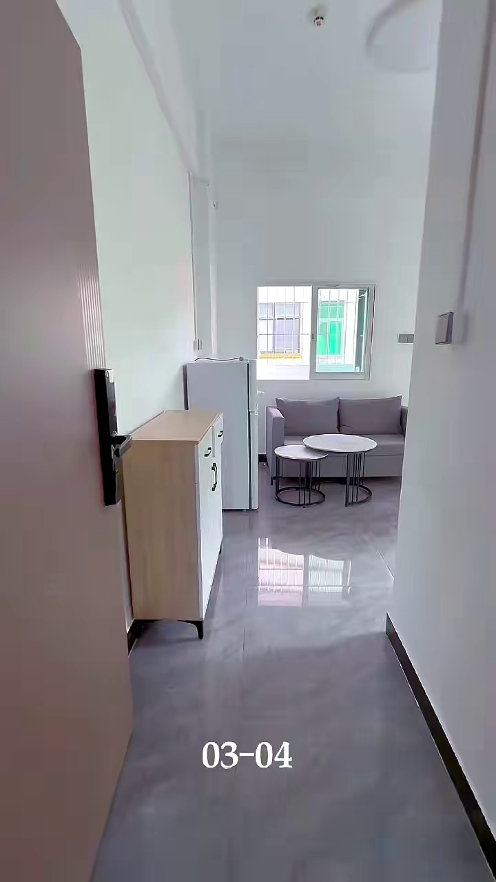 阳台山东，地铁站附近，一房一厅带阳台2080