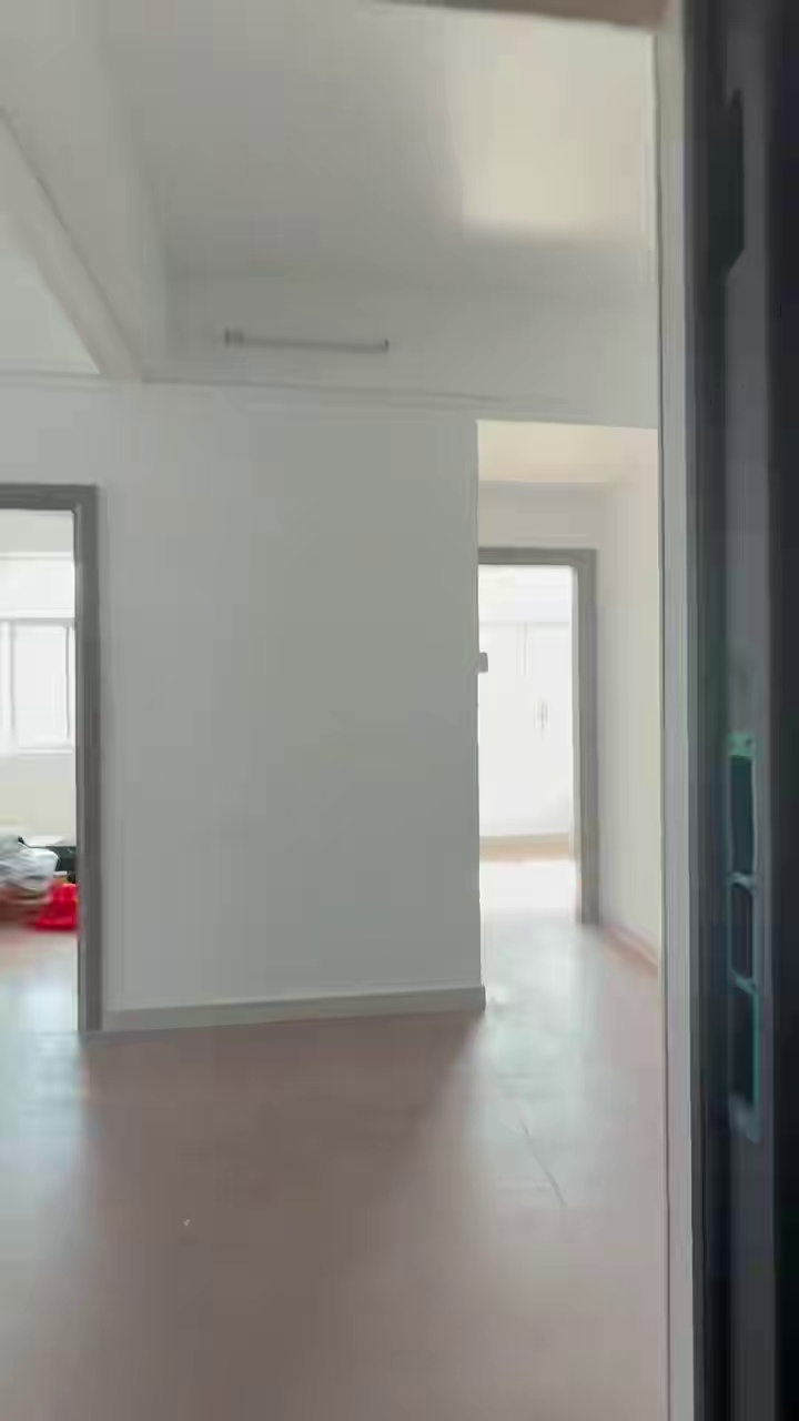 龙华地铁站 三房一厅一卫 2580