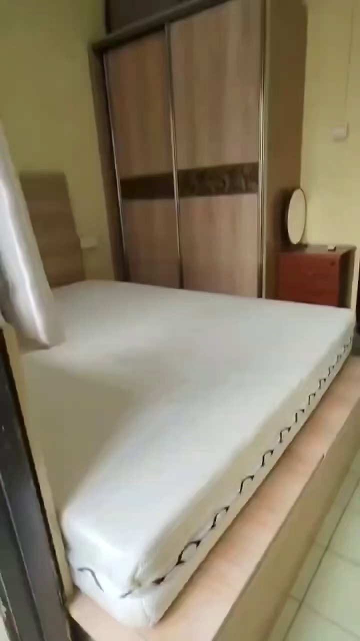 向西地铁口小一房一厅带阳台2000十