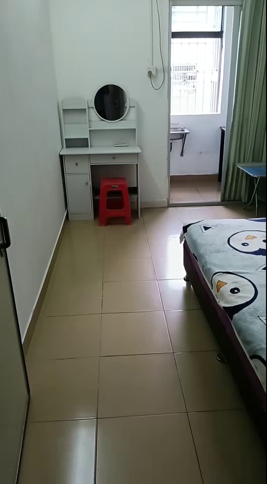 大浪八区单间租800。