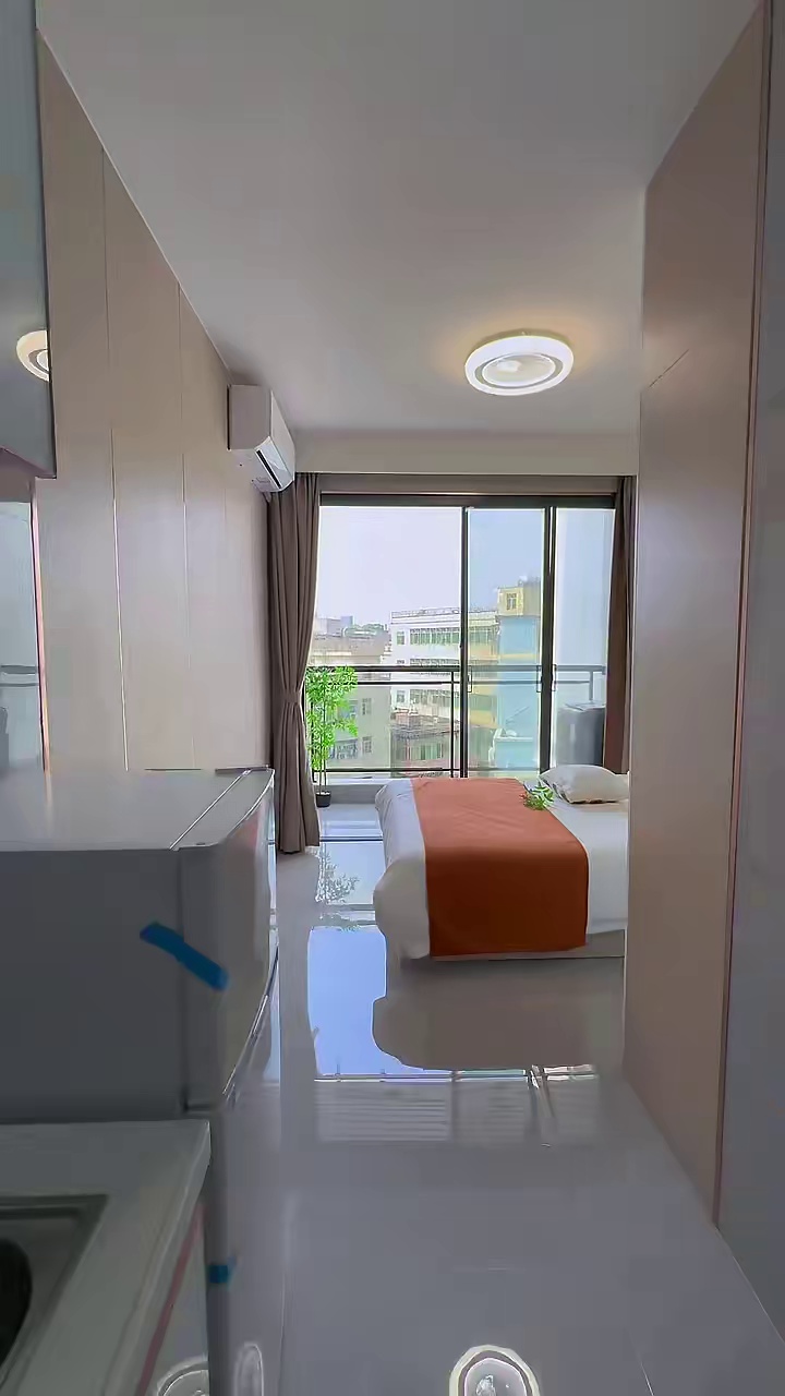 大运中心地铁口300米 豪装电梯一房一厅带大阳台1680/月 走路到地铁站5分钟