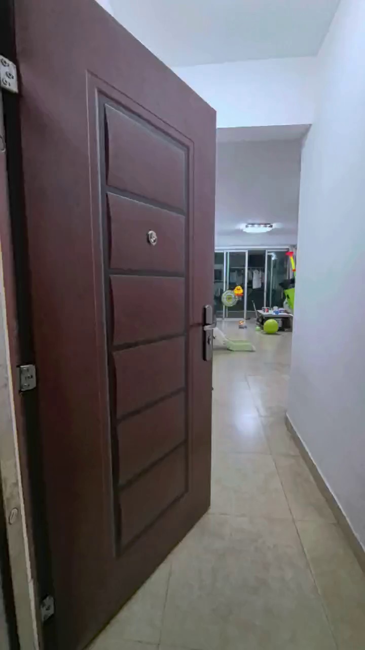转租:花园小区 电梯大两房3500 近大浪商业中心，有部分家具 看房提前预约，实拍房源